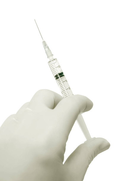 Ruka lékaře ukazuje gesto držící plastové injekční stříkačky - Fotografie, Obrázek