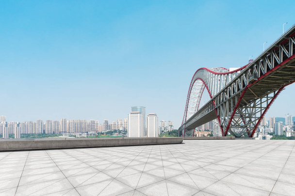 Leerer Boden mit Stahlbrücke in der Stadt - Foto, Bild