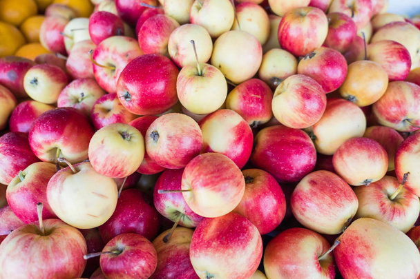 Pile pommes rouges fraîches. Texture et arrière-plan
  - Photo, image