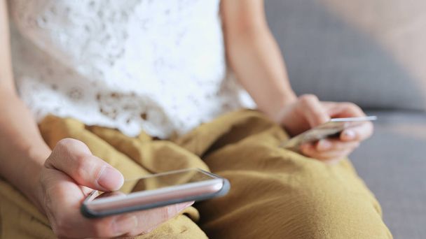Kobieta za pomocą telefonów komórkowych na zakupy online - Zdjęcie, obraz