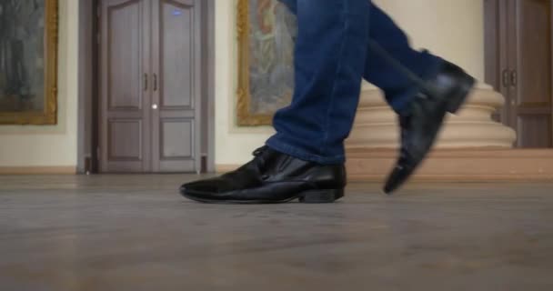 Feet of man in black shoes. Man walks in the old University - Filmati, video