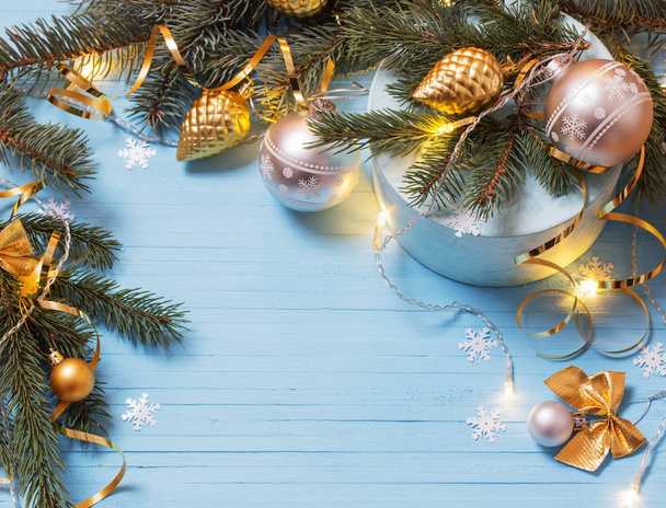 Christmas background with fir branchs and balls - Foto, afbeelding