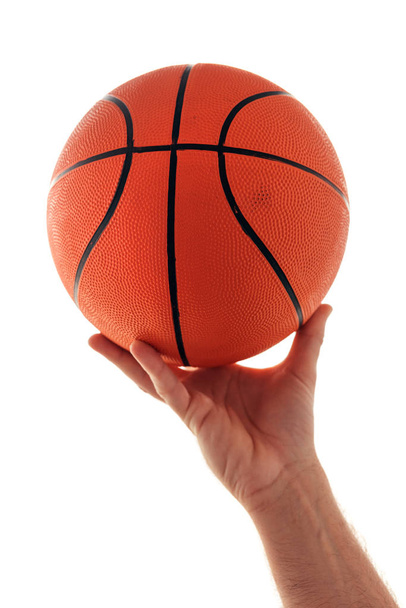Main masculine avec ballon de basket isolé sur fond blanc
 - Photo, image