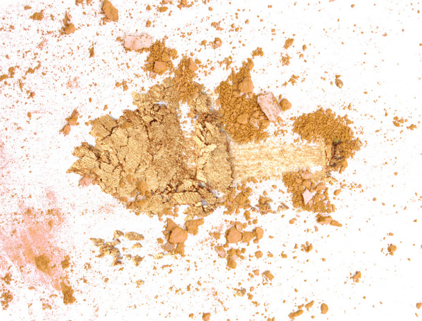 szétszórt arany csillogó szemhéjfesték háttér - Fotó, kép