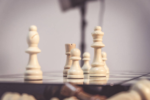 リーダーシップとビジネスのための理想的なボード上のチェスの駒 - 写真・画像