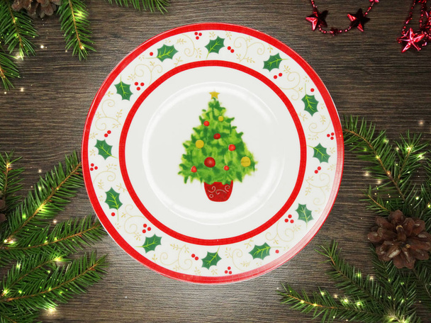 松の枝と装飾クリスマス テーブルの場所の設定 - 写真・画像