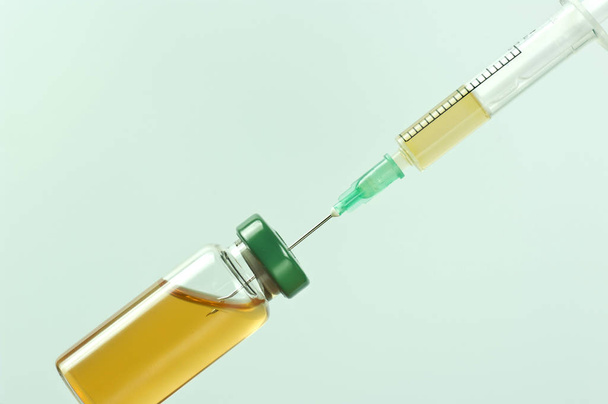 Ιατρική αμπούλα με εμβόλιο και σύριγγα που απομονώνονται σε γκρι φόντο - Φωτογραφία, εικόνα