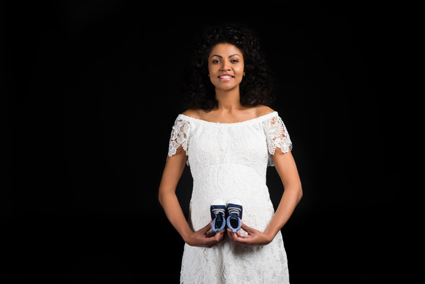 έγκυος γυναίκα με παπούτσια   - Φωτογραφία, εικόνα