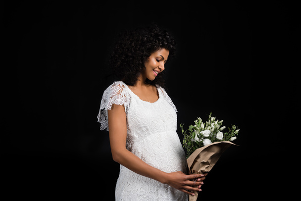 Femme enceinte tenant un bouquet de fleurs
 - Photo, image