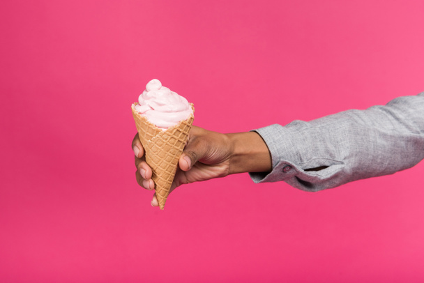 woman holding ice cream in hand - Foto, imagen