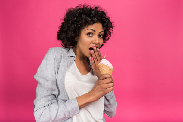 Здивована жінка тримає морозиво
 - Фото, зображення