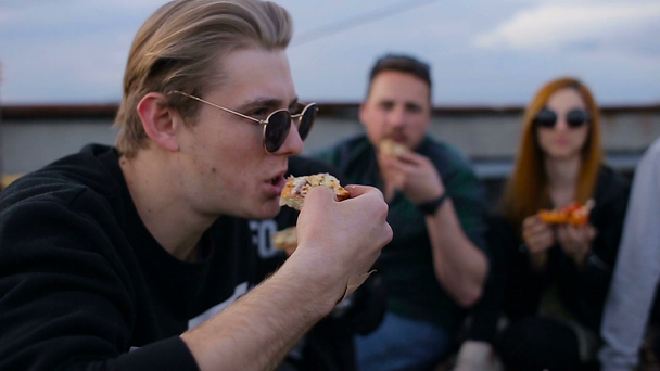 Gruppo festivo di diversi giovani amici sul tetto della festa della pizza
 - Filmati, video