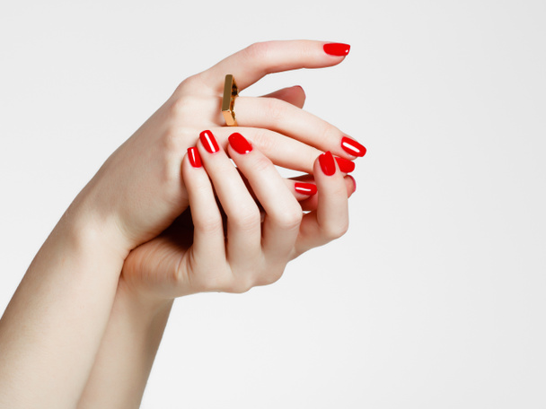 Krása jemné ruce s manikúra zblízka. Krásné ženské prsty s manikúrou a módní zlatý prsten. Krásné nehty detail, skvělý nápad na reklamní kosmetika - Fotografie, Obrázek