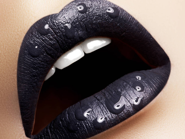 Макияж на Хэллоуин. Выражение рок стиль губы макияж, как вампир, темный романтик. Модный взгляд, черные губы мат
 - Фото, изображение