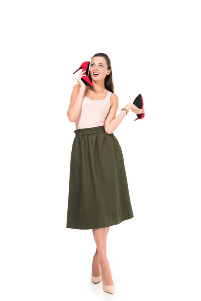 mujer sosteniendo par de zapatos rojos
 - Foto, Imagen