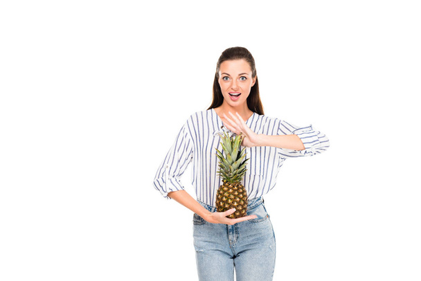 woman holding fresh pineapple - Φωτογραφία, εικόνα