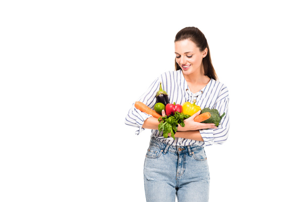 улыбающаяся женщина со свежими овощами
 - Фото, изображение