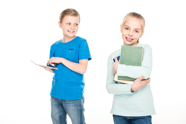 enfants avec livres et tablette numérique
 - Photo, image