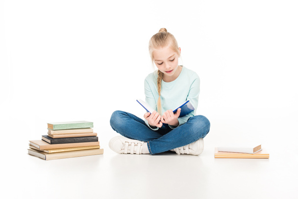 schoolgirl reading book - Фото, изображение