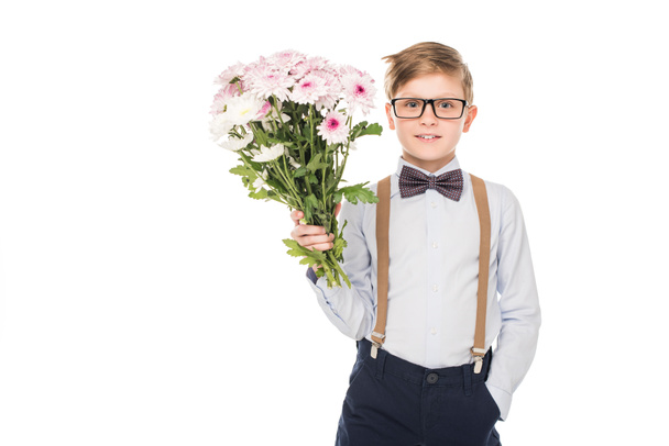 маленький хлопчик з букетом квітів
 - Фото, зображення