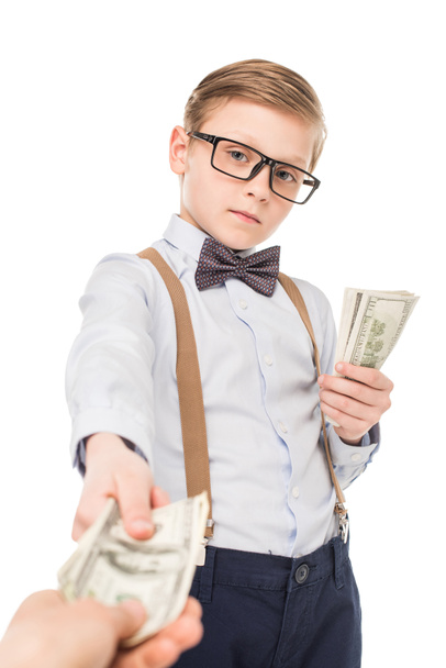 petit garçon avec des billets en dollars
  - Photo, image