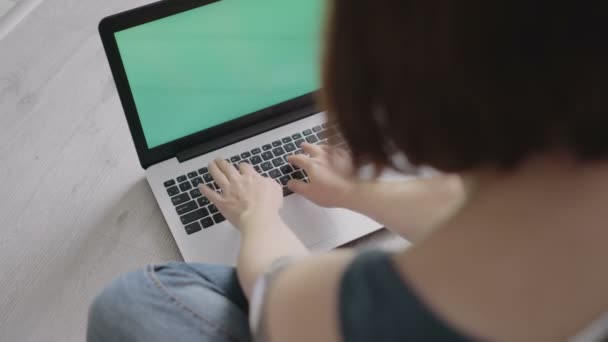junge Frau sitzt am Laptop in Großaufnahme - Filmmaterial, Video