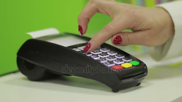 Hand met bank terminal voor credit card betaling - Video