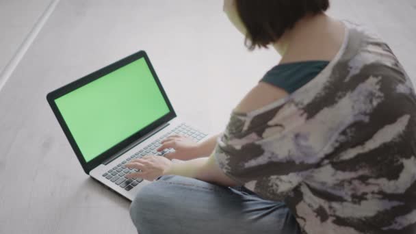 Νεαρή γυναίκα που κάθεται στο laptop κοντινό πλάνο - Πλάνα, βίντεο