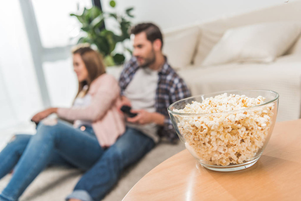 Mísa popcornu v obývacím pokoji - Fotografie, Obrázek