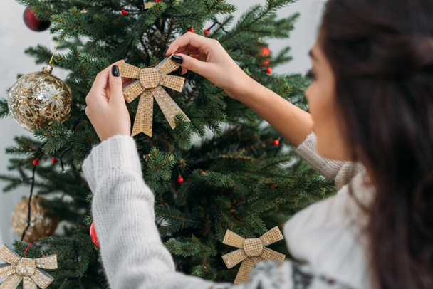Γυναίκα Διακόσμηση χριστουγεννιάτικο δέντρο - Φωτογραφία, εικόνα