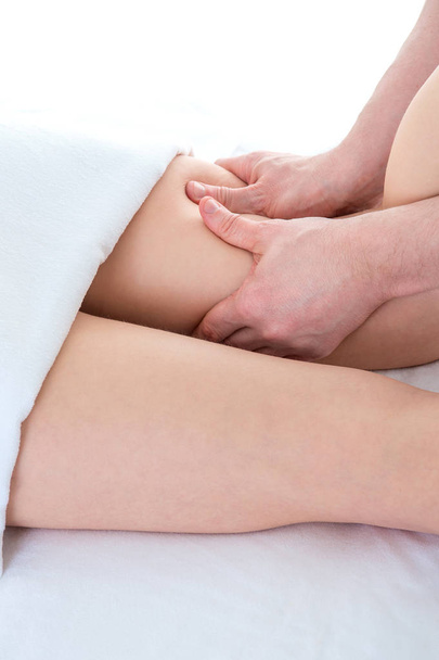 Le Gros plan d'un masseur massant les jambes d'une femme
 - Photo, image