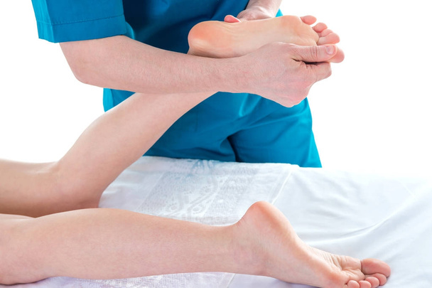 Fisioterapista che fa massaggi ai piedi in clinica, primo piano
 - Foto, immagini