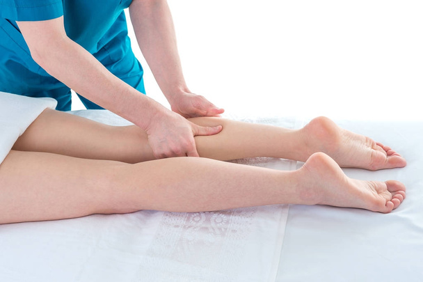 Massagem nas pernas na clínica de Fisioterapia, close-up
 - Foto, Imagem