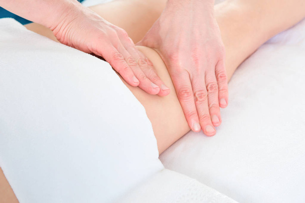 masażysta sprawia, że młoda kobieta masaż antycellulitowy na białym tle - Zdjęcie, obraz