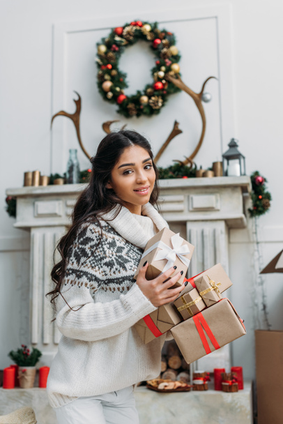 woman with christmas gifts - Foto, Imagem