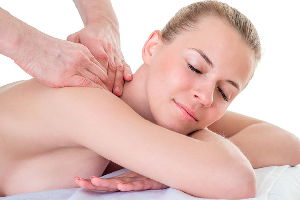 Masaj terapist omuzlarına masaj hasta ile çalışma. - Fotoğraf, Görsel