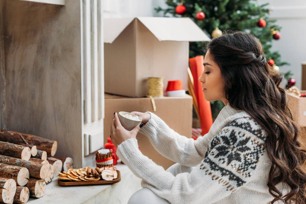 жінка з чашкою гарячого напою на Різдво
 - Фото, зображення