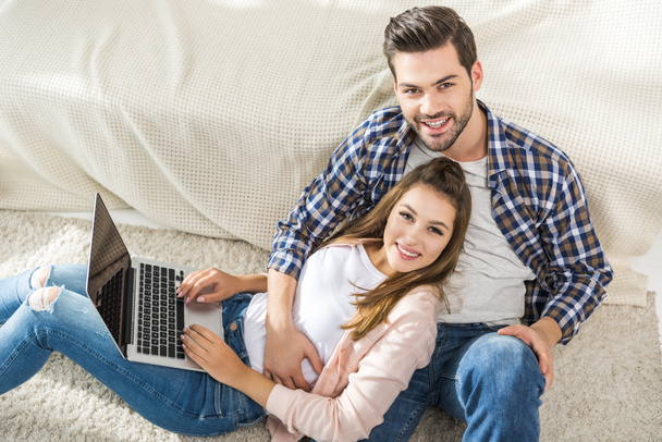 couple using laptop and relaxing - Foto, imagen