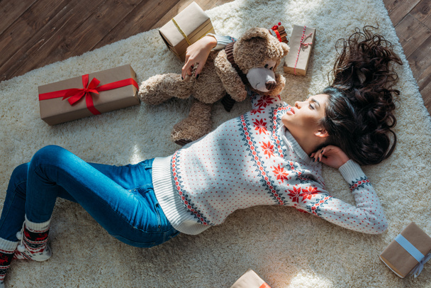 woman with teddy bear and christmas gifts - Fotoğraf, Görsel