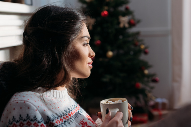 Kobieta, ciesząc się gorącej czekolady na Boże Narodzenie - Zdjęcie, obraz