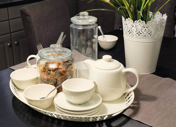 Pot à thé avec tasse vide sur la table
 - Photo, image