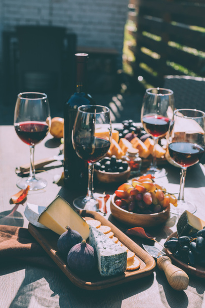 червоне вино з різними закусками
 - Фото, зображення
