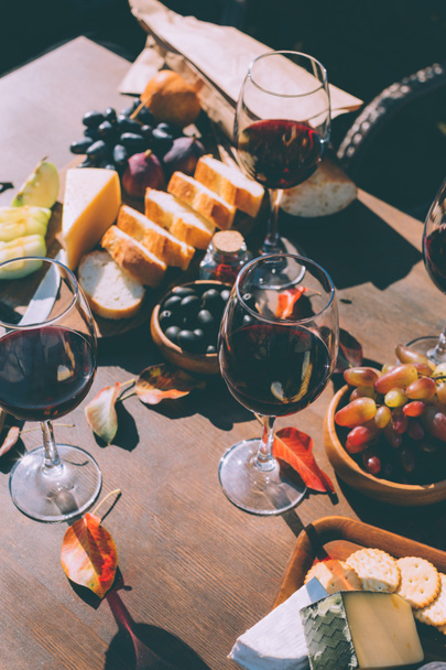 red wine with various snacks - Фото, зображення