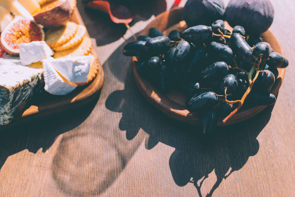 wine snacks on wooden table - Φωτογραφία, εικόνα