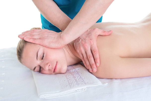Donna che riceve massaggio al collo in ufficio medico
 - Foto, immagini