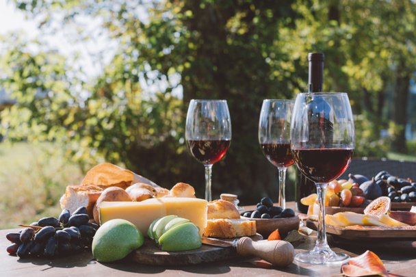 wine with fruits and cheese - Photo, Image