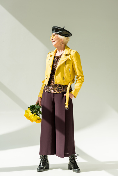 stylish senior woman with bouquet - Foto, imagen