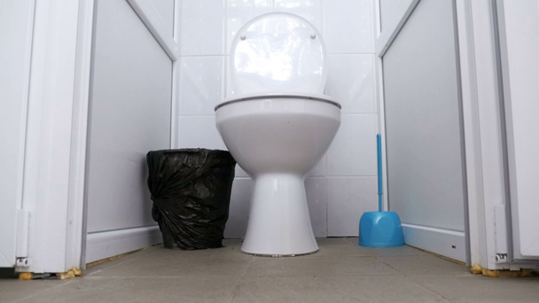 Öffentliche Toilette. die Kamera bewegt sich von unten - Filmmaterial, Video