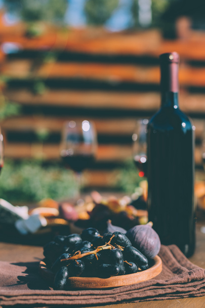 червоне вино і фрукти на тарілці
 - Фото, зображення