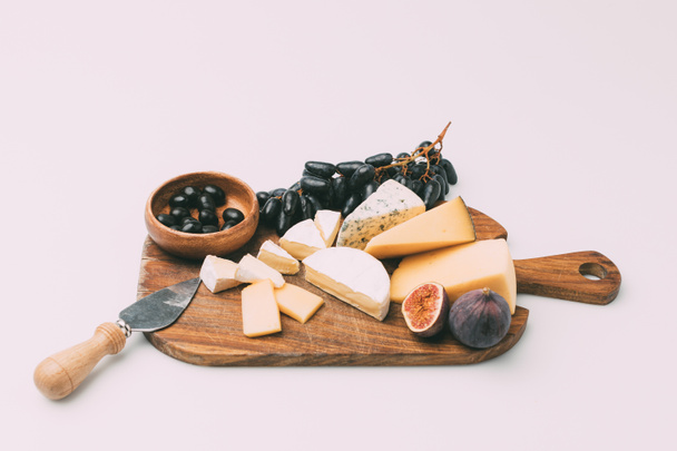 snacks for wine on wooden cutting board - Valokuva, kuva